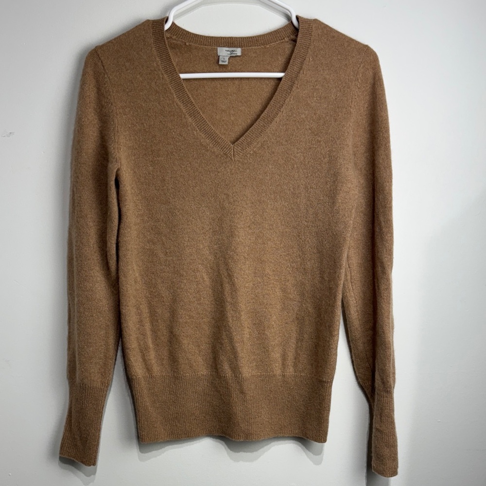 Halogen Cashmere V-Neck Camel Sweater. Size Small